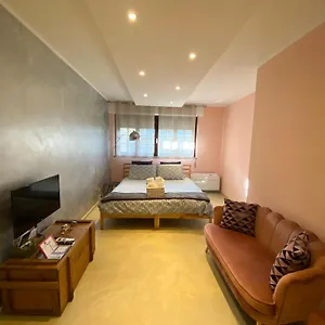  Holiday home Cool Flat - Private Parking & Rooftop Terrace